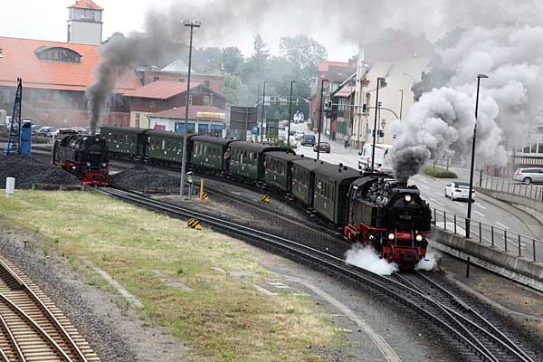 99 222 mit historischem Zug in Wernigerode