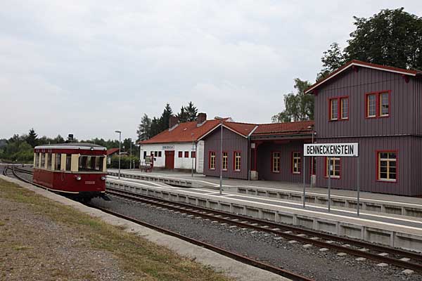 Bahnhof Benneckenstein mit historischem GHE-Triebwagen