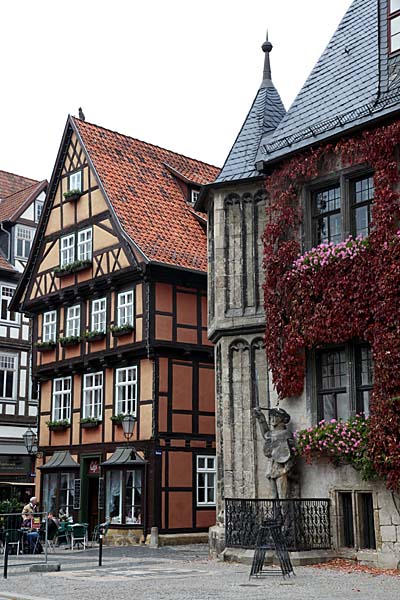 Quedlinburg - Fachwerkhaus und Roland am Markt
