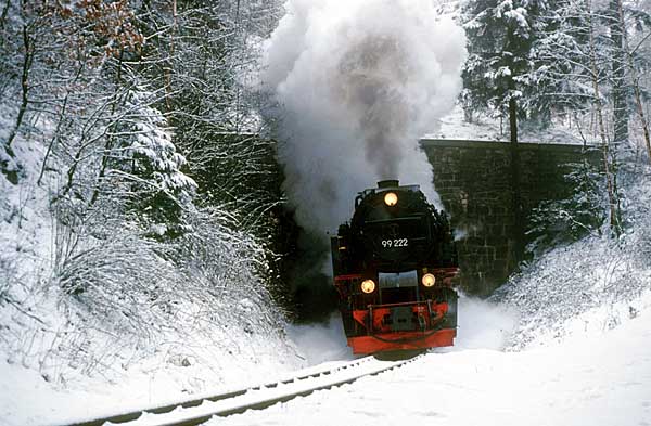 99 222 verlässt den Tunnel Tunnel