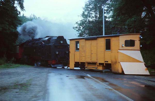 99 7222 mit Schneepflug in Alexisbad